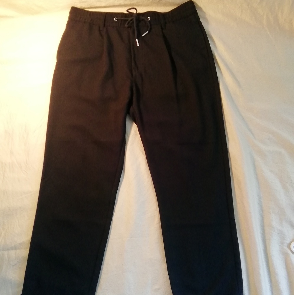Divided black pants with drawstring and cuffs